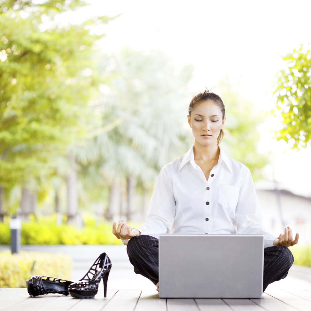 yoga-laptop-shoes-woman